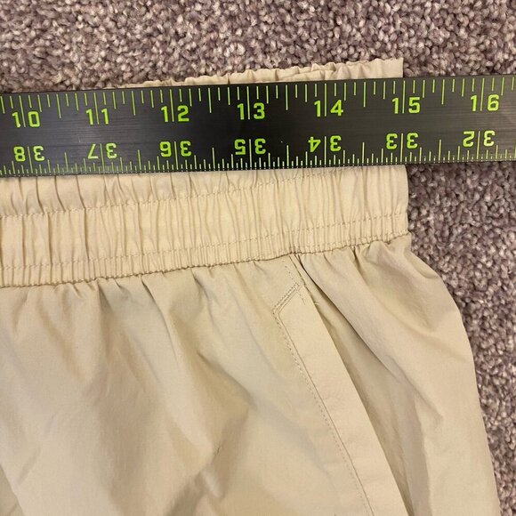 Under Armour Women's Flex Woven 3” Shorts Size M Beige Athletic Pockets NWT $45 - Picture 6 of 11
